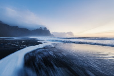 白天海浪拍岸